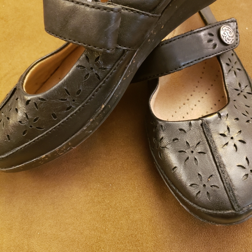 Womens flats with inner cushion worn twice